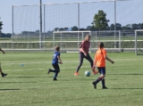 Laatste training S.K.N.W.K. JO8-1 (partijtje tegen de ouders) van maandag 2 juni 2025 (23/123)